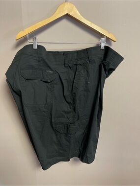 Lee Men's Black Cargo Shorts with Utility Pockets, size 52